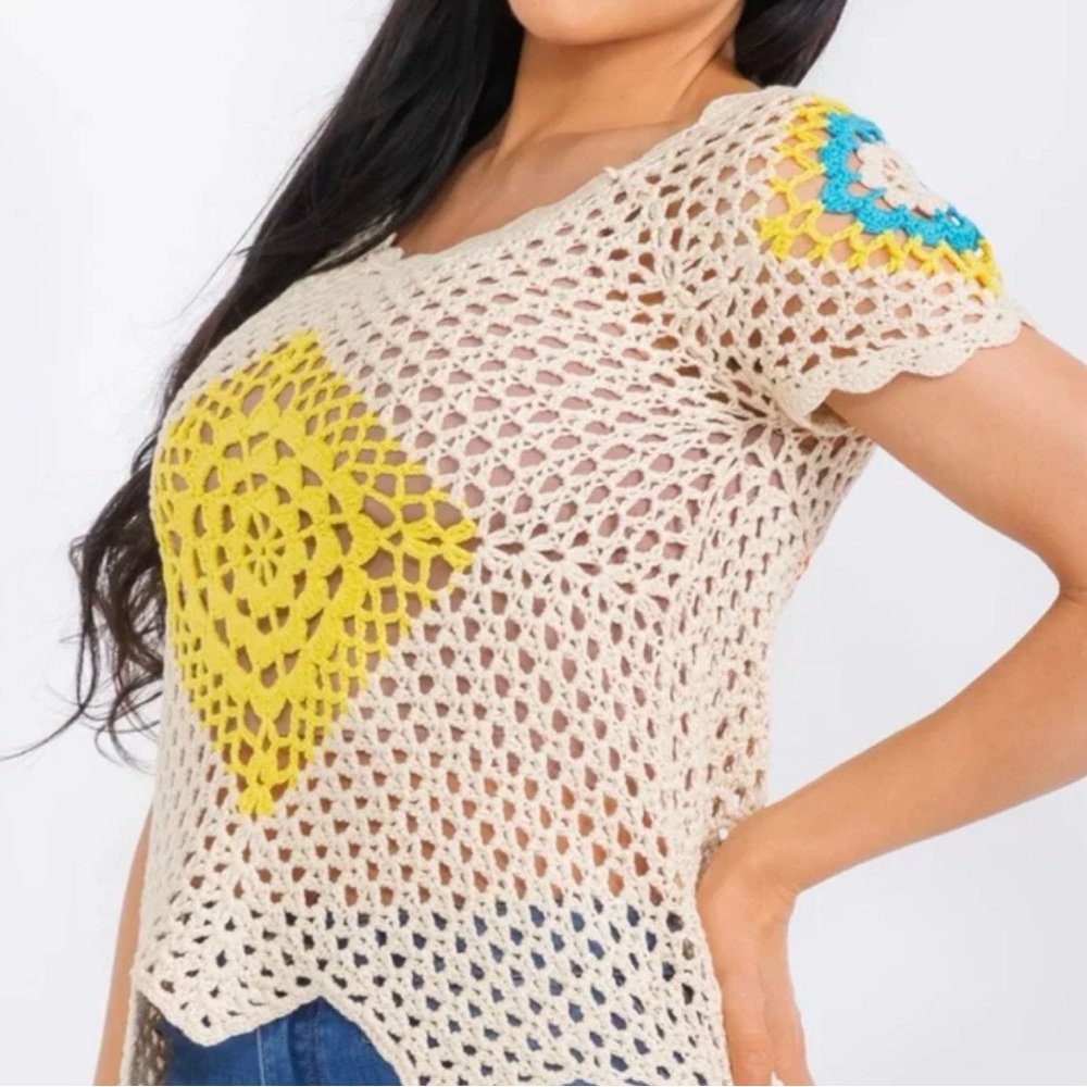 ☀️NWT☀️ Miss Kelly Crochet Openwork Short Sleeve Top with Yellow Motif